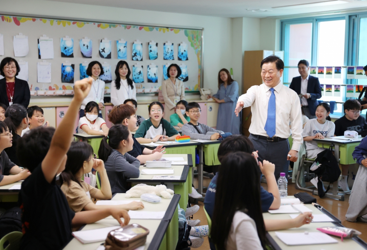 박승원 광명시장이 1일 명예교사로 진로특강을 하는 모습./사진제공=광명시
