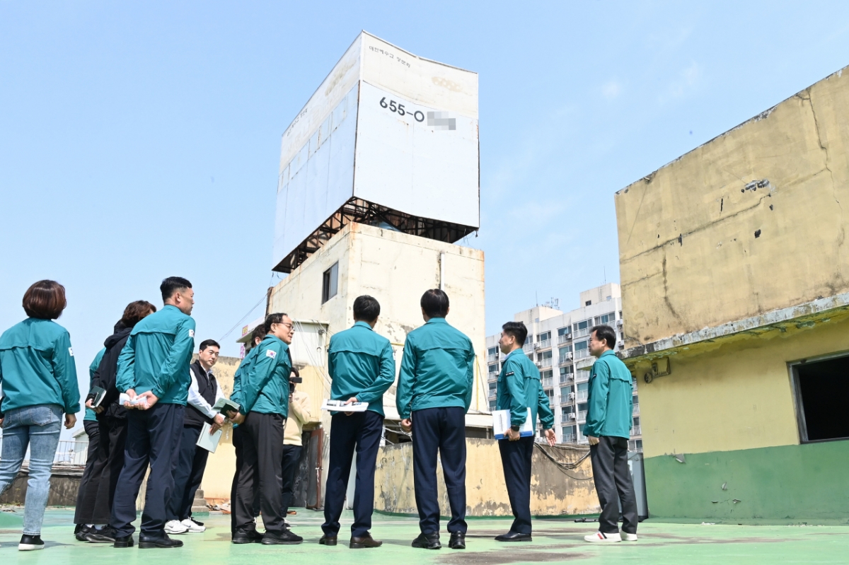 조용익 부천시장이 지난 13일 소사구 노후 건축물 안전점검을 위한 현장을 방문했다./사진제공=부천시