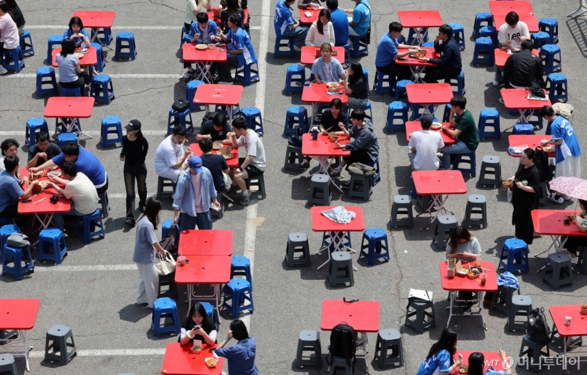 (서울=뉴스1) 이동해 기자 = 22일 봄 축제 '라치오스'가 열리고 있는 서울 성동구 한양대학교 캠퍼스에서 학생들이 푸드트럭에서 구매한 음식을 먹고 있다. 2024.5.22/뉴스1 Copyright © 뉴스1. All rights reserved. 무단 전재 및 재배포, AI학습 이용 금지. /사진=(서울=뉴스1) 이동해 기자