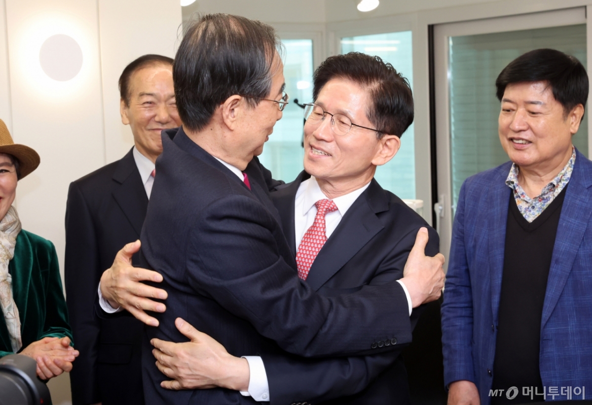 (서울=뉴스1) 이광호 기자 = 김문수 국민의힘 대선후보와 한덕수 전 국무총리가 11일 서울 여의도 국민의힘 대선후보 사무실에서 회동에 앞서 포옹하고 있다. (공동취재) 2025.5.11/뉴스1 Copyright © 뉴스1. All rights reserved. 무단 전재 및 재배포, AI학습 이용 금지. /사진=(서울=뉴스1) 이광호 기자