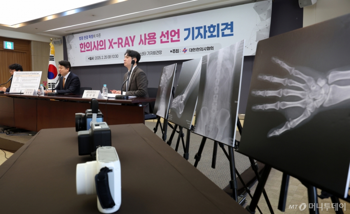 [서울=뉴시스] 이영환 기자 = 윤성찬 대한한의사협회 회장이 25일 오전 서울 중구 한국프레스센터에서 열린 법원 판결 확정에 따른 한의사의 X-RAY(엑스레이) 사용 선언 기자회견에서 발언을 하고 있다.   수원지방법원은 지난 1월17일 항소심에서 엑스레이 방식의 골밀도 측정기를 환자 진료에 사용했다는 이유로 약식명령(의료법 위반, 벌금 200만원)을 받은 한의사에 대해 1심 판결과 같은 무죄를 선고 했으며 검찰이 상고 하지 않기로 결정함에 따라 무죄가 최종 확정됐다.2025.02.25. 20hwan@newsis.com /사진=이영환