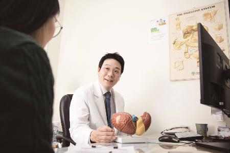 서석원 중앙대병원 장기이식센터장(간담췌외과 교수)가 환자를 진료하고 있다./사진=중앙대병원 