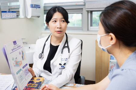 중앙대병원 장기이식센터 신장내과 권소이 교수 진료 모습./사진=중앙대병원 