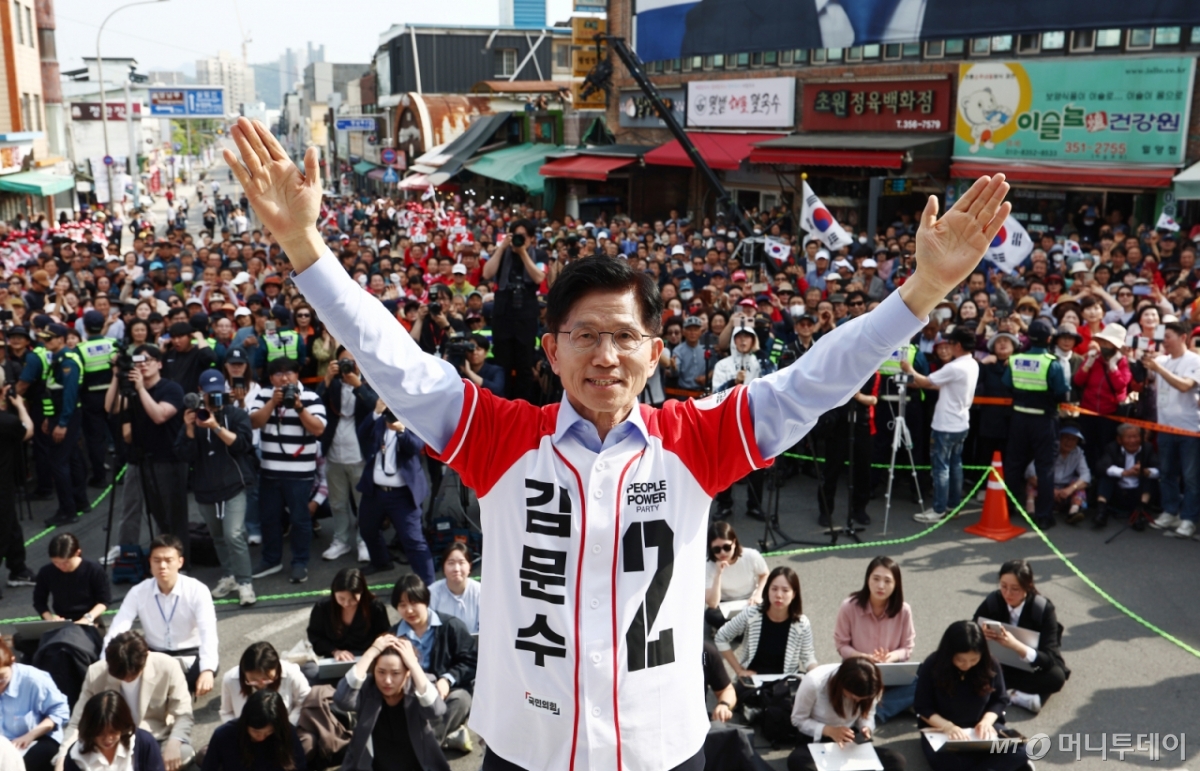 김문수 국민의힘 대통령 후보가 14일 경남 밀양시 밀양관아 앞에서 유세를 하고 있다. 2025.5.14/사진=뉴스1 /사진=(밀양=뉴스1) 김민지 기자