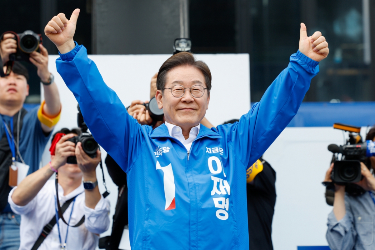 (창원=뉴스1) 안은나 기자 = 이재명 더불어민주당 대통령 후보가 부산·경남(PK) 지역 유세에 나선 14일 경남 창원시 상남분수광장을 찾아 연설을 마친 뒤 인사하고 있다. 2025.5.14/뉴스1  Copyright © 뉴스1. All rights reserved. 무단 전재 및 재배포,  AI학습 이용 금지. /사진=(창원=뉴스1) 안은나 기자