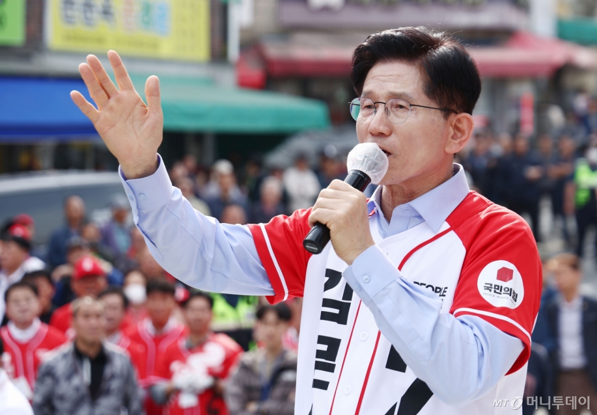 (밀양=뉴스1) 김민지 기자 = 김문수 국민의힘 대통령 후보가 14일 경남 밀양시 밀양관아 앞에서 유세를 하고 있다. 2025.5.14/뉴스1  Copyright © 뉴스1. All rights reserved. 무단 전재 및 재배포,  AI학습 이용 금지. /사진=(밀양=뉴스1) 김민지 기자