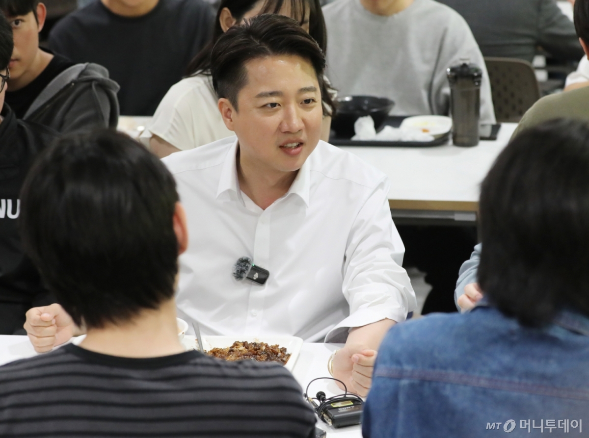 (부산=뉴스1) 윤일지 기자 = 이준석 개혁신당 대통령 후보가 14일 부산 금정구 부산대학교를 찾아 학생들과 학식을 먹으며 대화하고 있다.  2025.5.14/뉴스1  Copyright © 뉴스1. All rights reserved. 무단 전재 및 재배포,  AI학습 이용 금지. /사진=(부산=뉴스1) 윤일지 기자