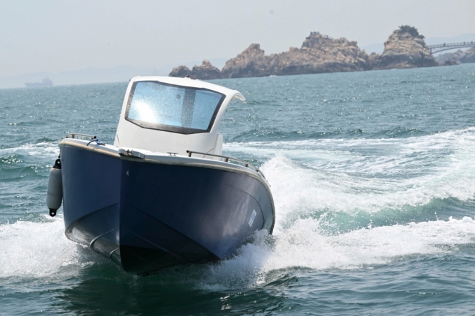무인 수상정이 자율주행을 통해 해상 표적에 돌진하는 모습. 무인 수상정은 전시에선 폭탄투하용 드론 등을 싣고 있다가 적의 함정을 무력화하는 등의 형태로 운용될 수 있다. / 사진=해군