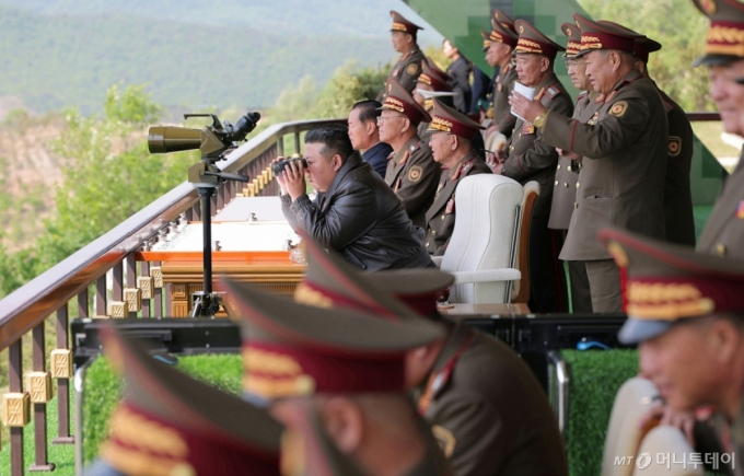 북한 노동당 기관지 노동신문은 14일 김정은 당 총비서가 전날인 13일 인민군(북한군) 훈련일꾼(간부)대회 강습체계 안에서 진행되는 병종별 전술종합훈련을 참관했다고 보도했다. 이날 김 총비서는 "가장 사활적인 임무는 전쟁준비완성"이라며 현대전에 맞게 훈련제도를 새롭게 정립해야 할 필요성을 강조했다. / 사진=뉴스1