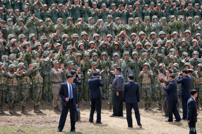 북한 노동당 기관지 노동신문은 14일 김정은 당 총비서가 전날인 13일 인민군(북한군) 훈련일꾼(간부)대회 강습체계 안에서 진행되는 병종별 전술종합훈련을 참관했다고 보도했다. 이날 김 총비서는 "가장 사활적인 임무는 전쟁준비완성"이라며 현대전에 맞게 훈련제도를 새롭게 정립해야 할 필요성을 강조했다. / 사진=뉴스1