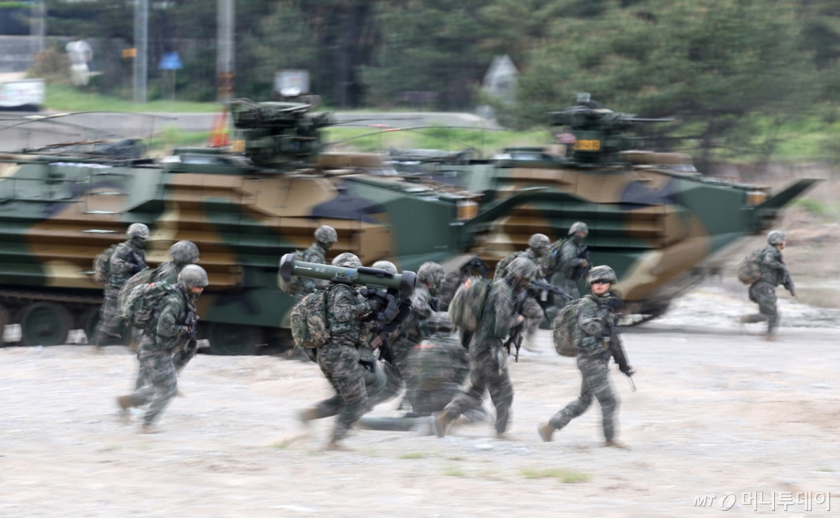 지난달 28일 오전 경북 포항시 북구 독석리 해안 일대에서 열린 해군·해병대 25년 전반기 합동상륙훈련 결정적 행동에서 해병대원들이 돌격하고 있다. / 사진=뉴시스