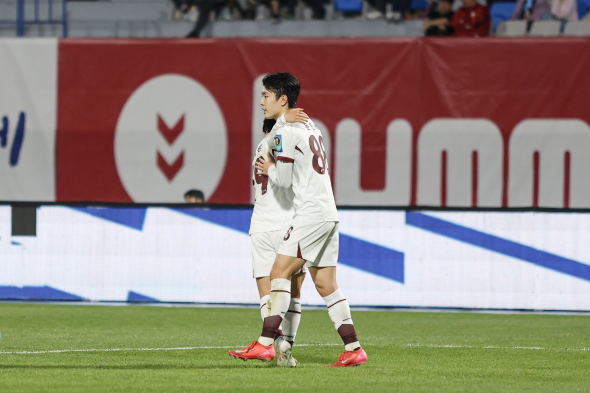 문민서(오른쪽)가 선제골 후 황재환과 포옹하고 있다. /사진=광주FC 제공