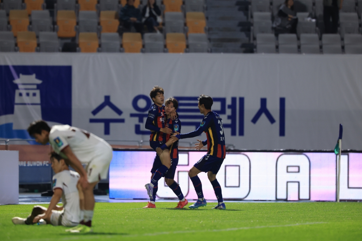 김도윤(왼쪽)이 동점골을 넣고 세리머니하고 있다. /사진=수원FC 제공