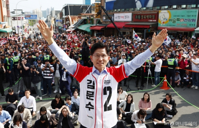 김문수 국민의힘 대통령 후보가 14일 경남 밀양시 밀양관아 앞에서 유세를 하고 있다. 2025.5.14/사진=뉴스1 /사진=(밀양=뉴스1) 김민지 기자
