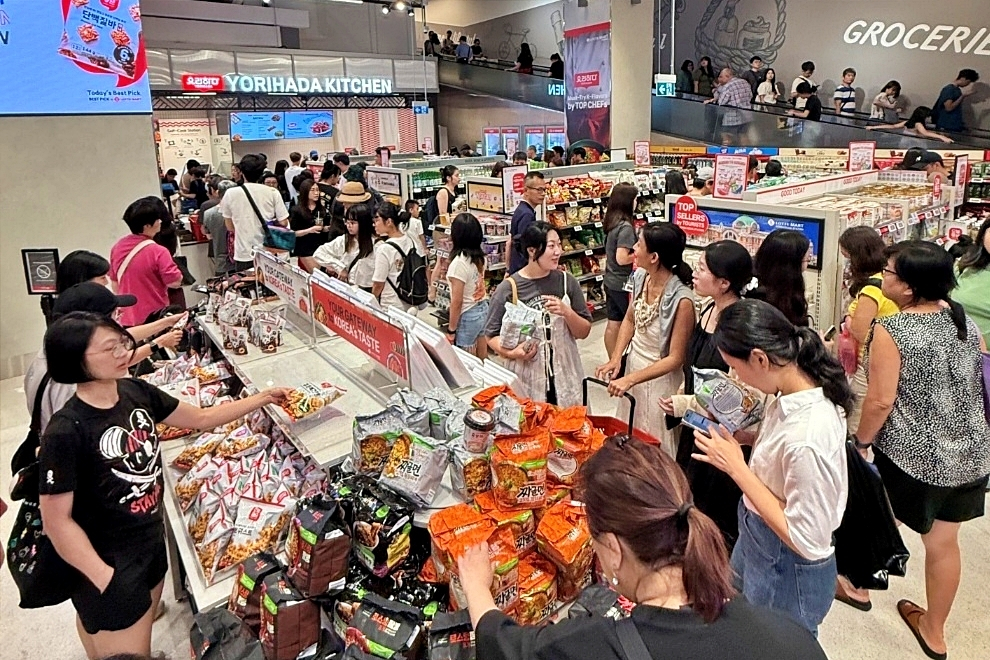 싱가포르 페어프라이스 엑스트라 비보시티점 내 입점한 '롯데마트 EXPRESS' 매장에서 고객이 물건을 고르는 모습. /사진제공=롯데마트 