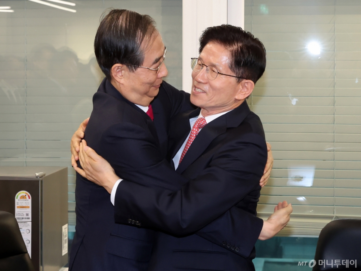 김문수 국민의힘 대선후보와 한덕수 전 국무총리가 11일 서울 여의도 국민의힘 대선후보 사무실에서 회동에 앞서, 포옹을 하고 있다. (공동취재) 2025.5.11/사진=뉴스1 /사진=(서울=뉴스1) 이광호 기자