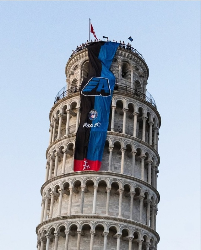 피사의 사탑에 걸려진 AC피사의 승격 플래카드. /사진=AC피사 SNS