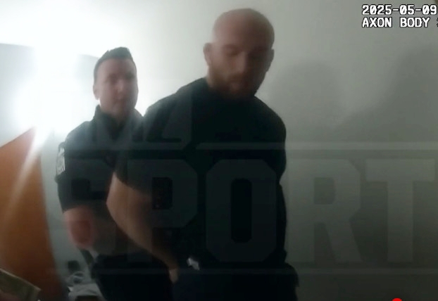 경찰에 체포되는 카일 스나이더. /사진=TMZ 스포츠 영상 갈무리