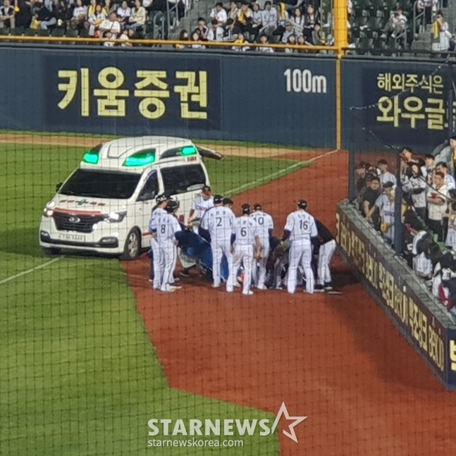 LG 홍창기가 지난 13일 잠실 키움전 9회말 2사 만루에서 수비 도중 김민수와 부딪혀 쓰러졌다. 구급차가 들어왔고 동료 선수들이 걱정스럽게 지켜보고 있다. /사진=김동윤 기자