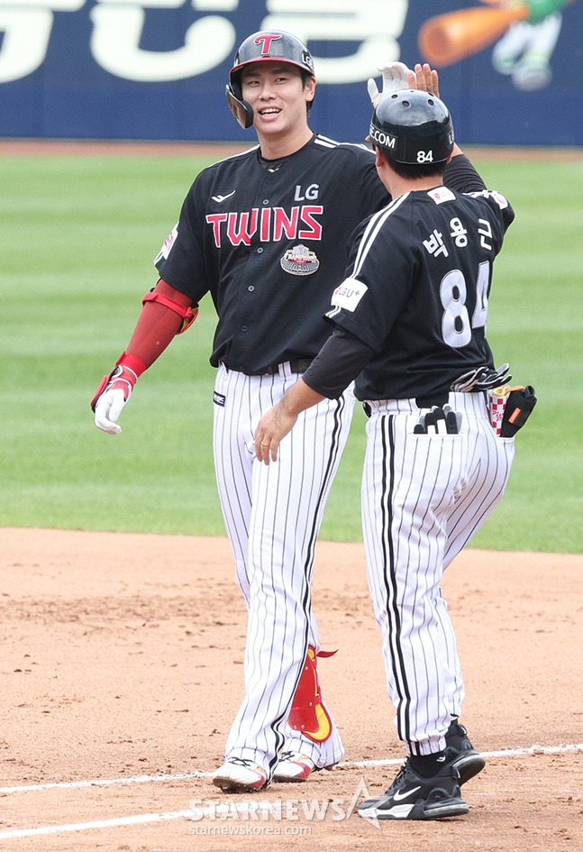 LG 홍창기(왼쪽). /사진=김진경 대기자