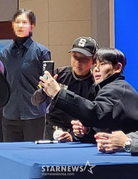 2024년 유소년 지도자·학부모 대상 KBO 의무세미나 현장에서 유소년 선수와 함께 사진을 찍어주고 있는 홍창기(오른쪽). /사진=안호근 기자