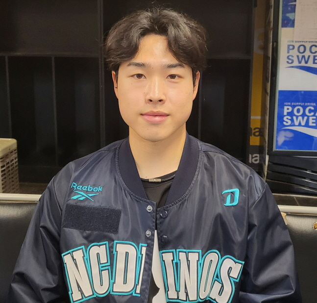 NC 목지훈이 14일 SSG전 승리를 챙긴 뒤 취재진과 인터뷰를 하고 있다. /사진=안호근 기자