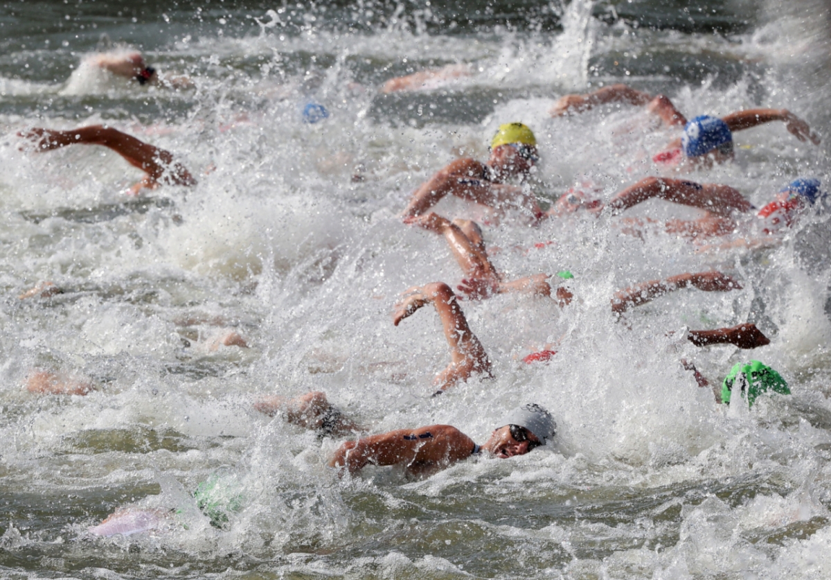 지난해 7월 31일(현지시각) 프랑스 파리 알렉상드르 3세 다리 인근 센강에서 열린 2024 파리 올림픽 트라이애슬론(철인 3종 경기)에서 선수들이 역영하고 있다./사진=뉴시스
