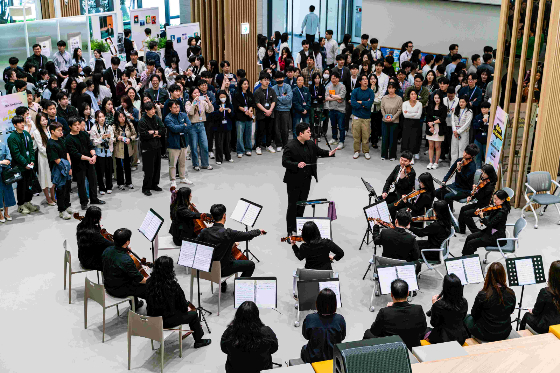 2025 동호회 페스티벌에서 사내 오케스트라 동호회가 공연을 선보이고 있다. /사진=삼성바이오로직스