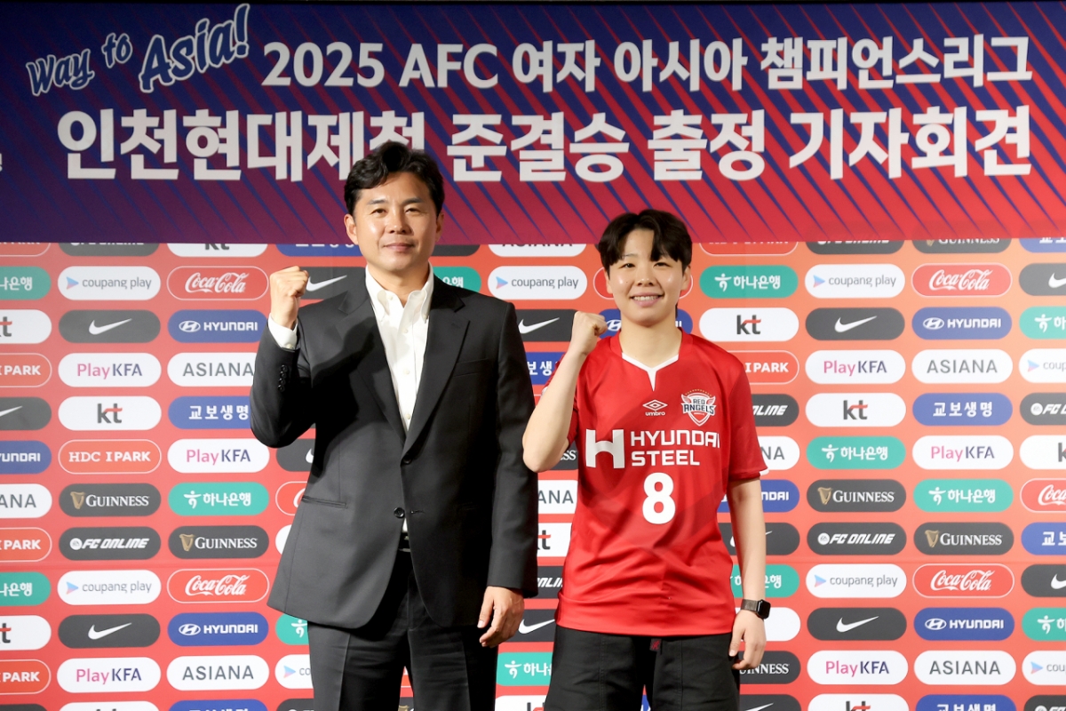 2025 AFC 여자 아시아 챔피언스리그 준결승 출정 기자회견에 참석한 허정재(왼쪽) 인천 현대제철 감독과 장창. /사진=한국여자축구연맹 제공