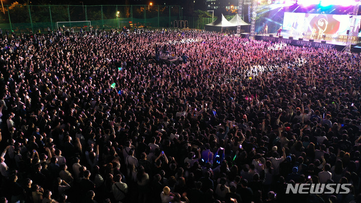 2022년 5월 경기 용인시 한국외국어대학교 글로벌캠퍼스에서 가수 싸이가 공연을 하는 모습. 코로나 19가 종식된 뒤 대학 축제에서는 아이돌 공연이 본격 부활했다. /사진=뉴시스