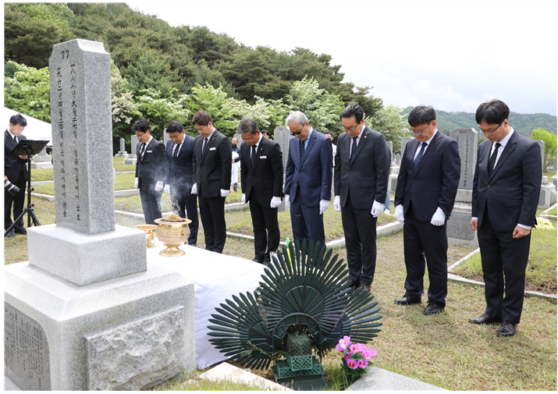 김완기 특허청장(왼쪽에서 6번째)이 ‘독립운동 발명가 권도인 애국지사 추모식’에서 권 선생의 후손인 폴 아리나가(Paul Stuart Arinaga, 왼쪽에서 5번째)씨 등과 함께 묵념하고 있다./사진제공=특허청