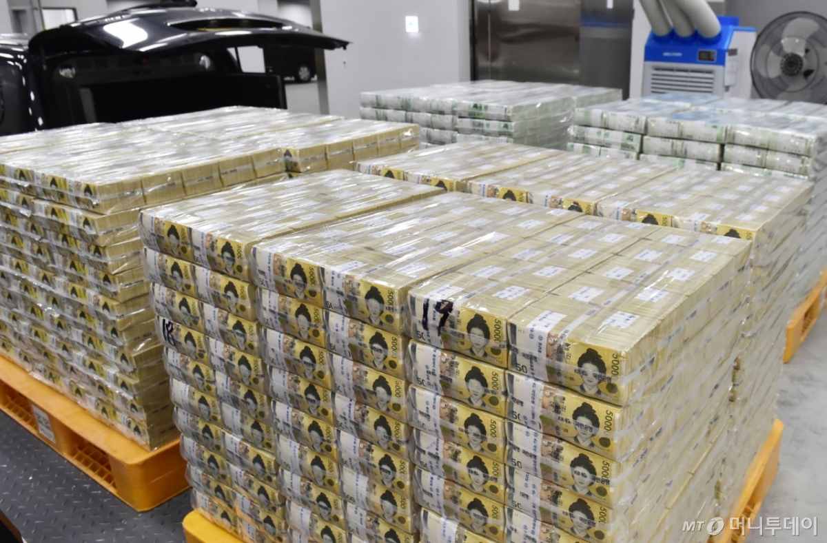 민족 대명절인 설(구정) 연휴가 다가오는 가운데 14일 서울 중구 남대문로 한국은행 본점에서 시중은행에 공급될 명절 자금이 방출에 앞서 정돈되어 있다. /사진=머니S