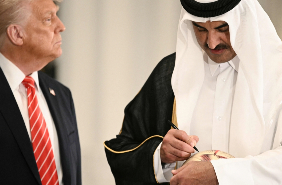  도널드 트럼프 미국 대통령이 14일(현지시간) 도하 루사일 궁전에서 셰이크 타밈 빈 하마드 알사니 카타르 국왕이 월드컵 축구 공에 사인하는 모습을 보고 있다. /AFPBBNews=뉴스1
