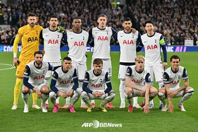토트넘 선발 출전 선수들이 지난 4월 프랑크푸르트와 유로파리그 8강 1차전을 앞두고 기념 촬영을 하고 있다.  /AFPBBNews=뉴스1