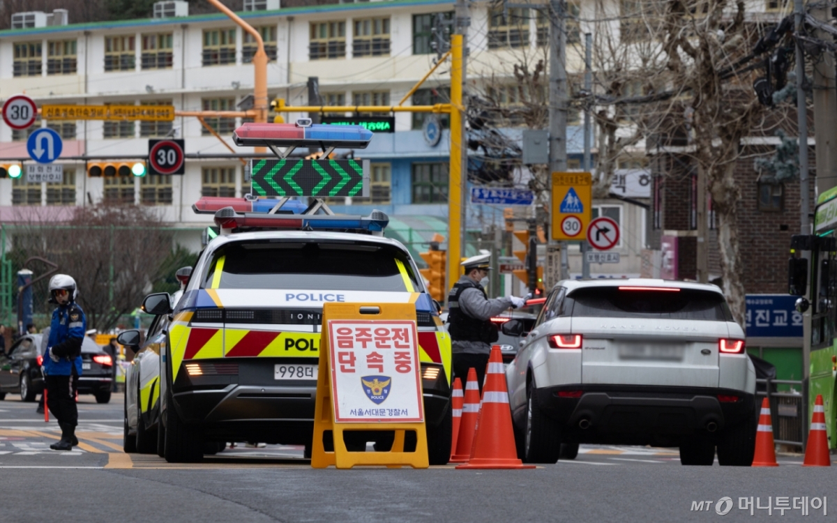 (서울=뉴스1) 이승배 기자 = 5일 오전 서울 서대문구 고은초등학교 앞에서 신학기 안전한 학교 만들기 캠페인의 일환으로 경찰들이 음주단속을 하고 있다. 2025.3.5/뉴스1 Copyright © 뉴스1. All rights reserved. 무단 전재 및 재배포, AI학습 이용 금지. /사진=(서울=뉴스1) 이승배 기자