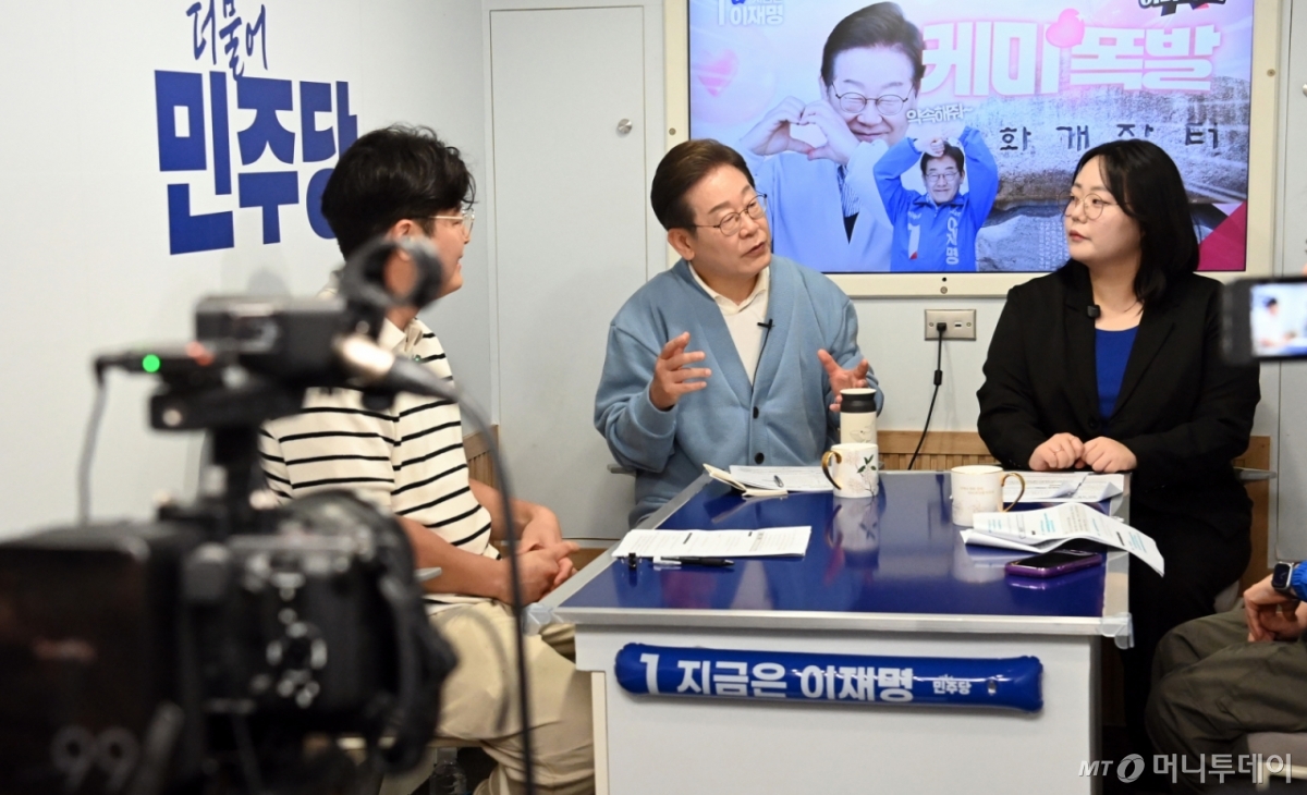 (하동=뉴스1) 안은나 기자 = 이재명 더불어민주당 대통령 후보가 15일 오전 경남 하동군 화개장터 인근에서 광주 출신 30대 남성 문유성 씨, 대구 거주 20대 여성 김다니엘 씨, 강유정 의원과 유튜브 K-이니셔TV 케미폭발 '동서화합' 화개장터 라이브를 하고 있다. (공동취재) 2025.5.15/뉴스1  Copyright © 뉴스1. All rights reserved. 무단 전재 및 재배포,  AI학습 이용 금지. /사진=(하동=뉴스1) 안은나 기자