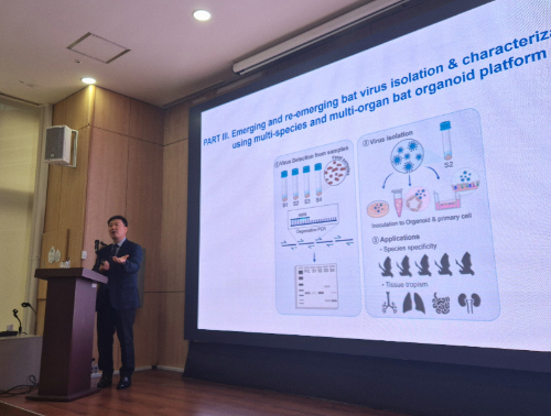 최영기 IBS 한국바이러스연구소 소장이 14일 서울 광화문에서 열린 연구성과 브리핑에서 설명하고 있다. /사진=박건희 기자
