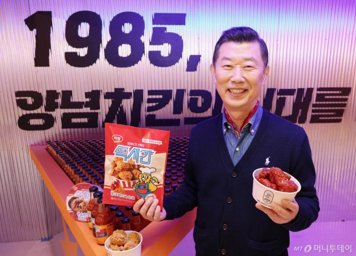 [서울=뉴시스] 김진아 기자 = 김홍국 하림그룹 회장이 15일 서울 성동구 하림 맥시칸 론칭 팝업스토어 '장하다 하림 맥시칸'에서 '맥시칸' 냉동치킨 등 론칭 제품을 들고 포즈를 취하고 있다.   하림은 약 40년 정통을 이어온 맥시칸의 맛과 노하우를 담은 냉동치킨 간편식을 론칭, 100% 국내산 닭고기만을 엄선해 만든 냉동치킨부터 소스, 볶음면 등 총 12종으로 구성했다. 2025.05.15. bluesoda@newsis.com /사진=김진아