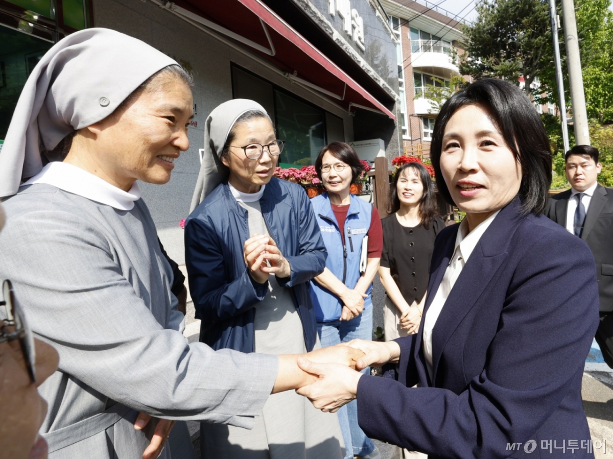 (광주=뉴스1) 김태성 기자 = 이재명 더불어민주당 대통령 후보의 부인 김혜경 여사가 14일 광주시 남구 소화자매원을 찾아 이야기를 나눈 후 수녀님들과 인사를 나누고 있다. 2025.5.14/뉴스1 Copyright © 뉴스1. All rights reserved. 무단 전재 및 재배포, AI학습 이용 금지. /사진=(광주=뉴스1) 김태성 기자