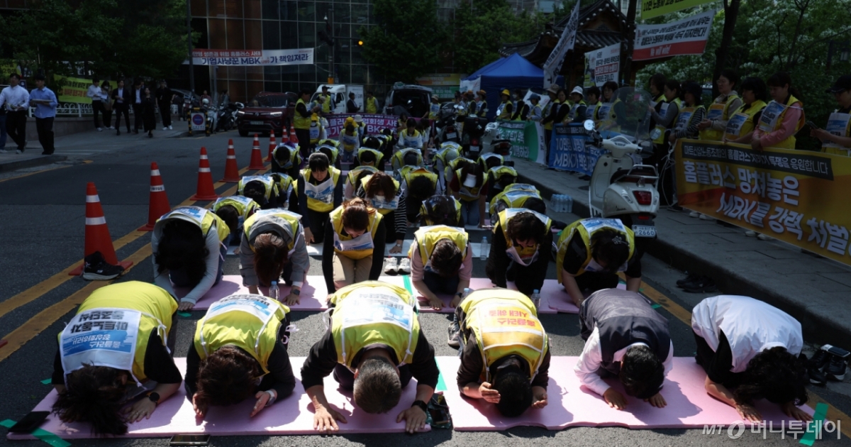  민주노총 서비스연맹 마트산업노동조합 홈플러스지부 회원들이 12일 서울 종로구 MBK파트너스 본사 앞에서 홈플러스 대주주 MBK파트너스를 향해 '임대료 삭감을 이유로 점포 폐점 협박을 중단하라'며 홈플러스 사태 해결을 위한 108배를 하고 있다. /사진제공=뉴시스