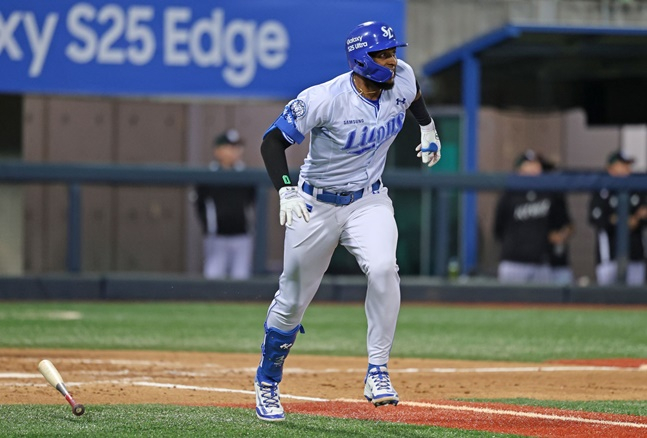 삼성 르윈 디아즈가 14일 포항 KT전에서 4회 솔로홈런을 터트리고 있다. /사진=삼성 라이온즈 제공