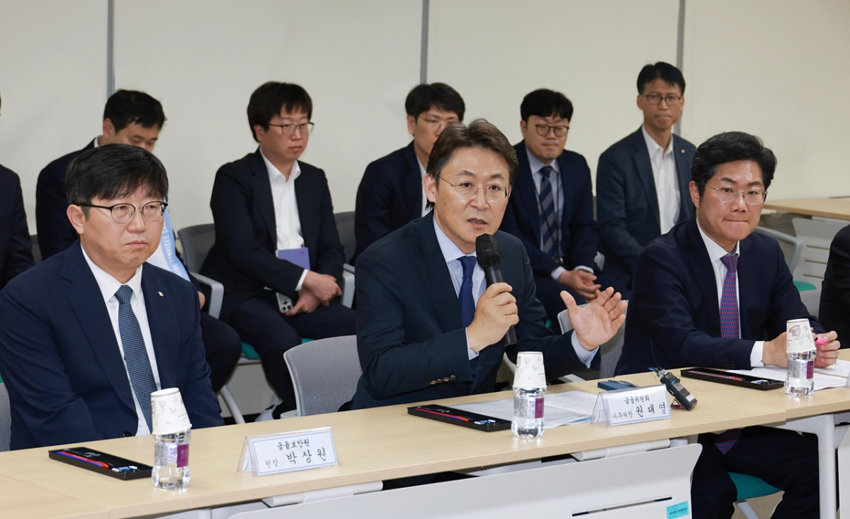 권대영 금융위원회 사무처장(사진 가운데)이 15일 오후 서울 여의도 금융보안원 교육센터에서금융위원회, 금융감독원, 금융보안원, 금융결제원, 한국거래소 등 금융 보안 유관기관들과 함께 개최한 금융보안 간담회를 주재했다./사진=금융위