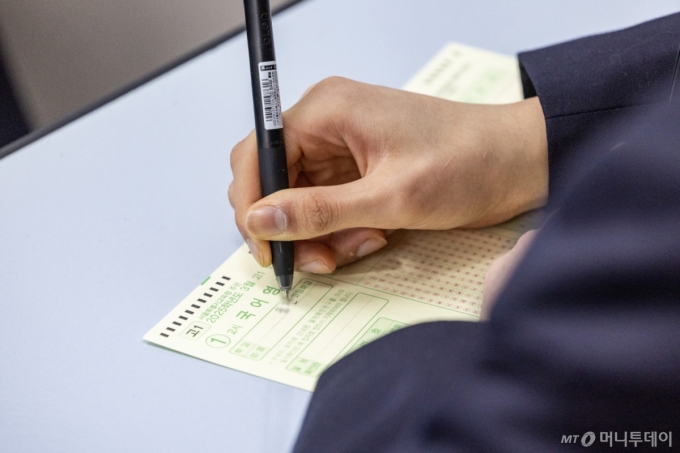 2025년 3월 전국연합 학력평가가 실시된 3월 26일 오전 서울 금천구 금천고등학교에서 학생들이 시험 준비를 하고 있다/사진=공동취재단 /사진=(서울=뉴스1) 사진공동취재단