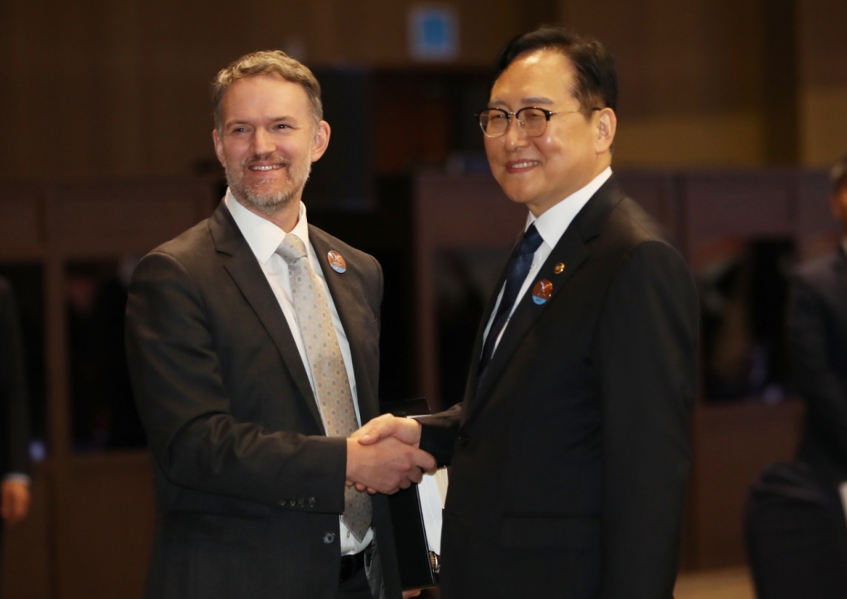 정인교 산업통상자원부 통상교섭본부장과 제이미슨 그리어 미국무역대표부(USTR) 대표가 15일 제주 서귀포시 제주국제컨벤션센터에서 열린 '2025 APEC 통상장관회의' 개회식에서 만나 인사하고 있다. /사진=뉴스1