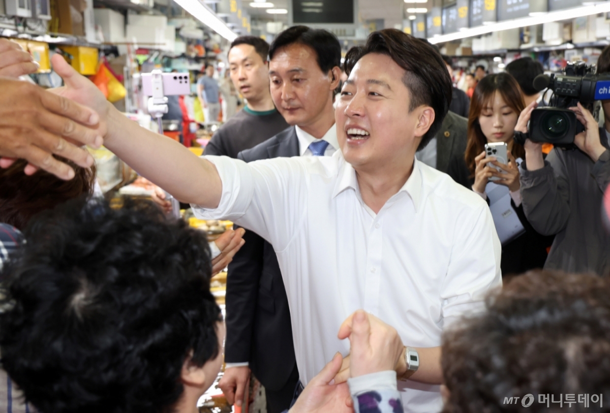 [부산=뉴시스] 하경민 기자 = 이준석 개혁신당 대통령 선거 후보가 14일 부산 중구 자갈치시장에서 상인들과 인사하며 지지를 호소하고 있다. 2025.05.14. yulnetphoto@newsis.com /사진=하경민