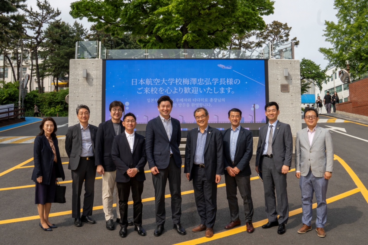 인하공전과 일본항공대, 대한항공 일본지역본부 관계자들이 간담회 후 기념촬영하고 있다./사진제공=인하공전