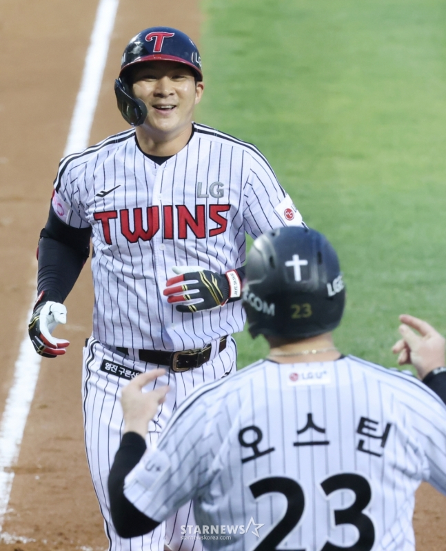 선제 투런포를 쏘아올린 오지환(왼쪽). /사진=김진경 대기자