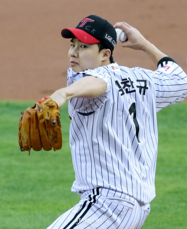 승리 투수가 된 임찬규. /사진=김진경 대기자