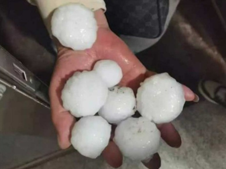 중국의 수도 베이징에 탁구공 크기의 우박이 쏟아져 4만건 이상의 피해 신고가 접수됐다. 당국은 총 피해 금액을 3억1800만위안(약 616억원)으로 추산했다. /사진=중국 웨이보 캡처