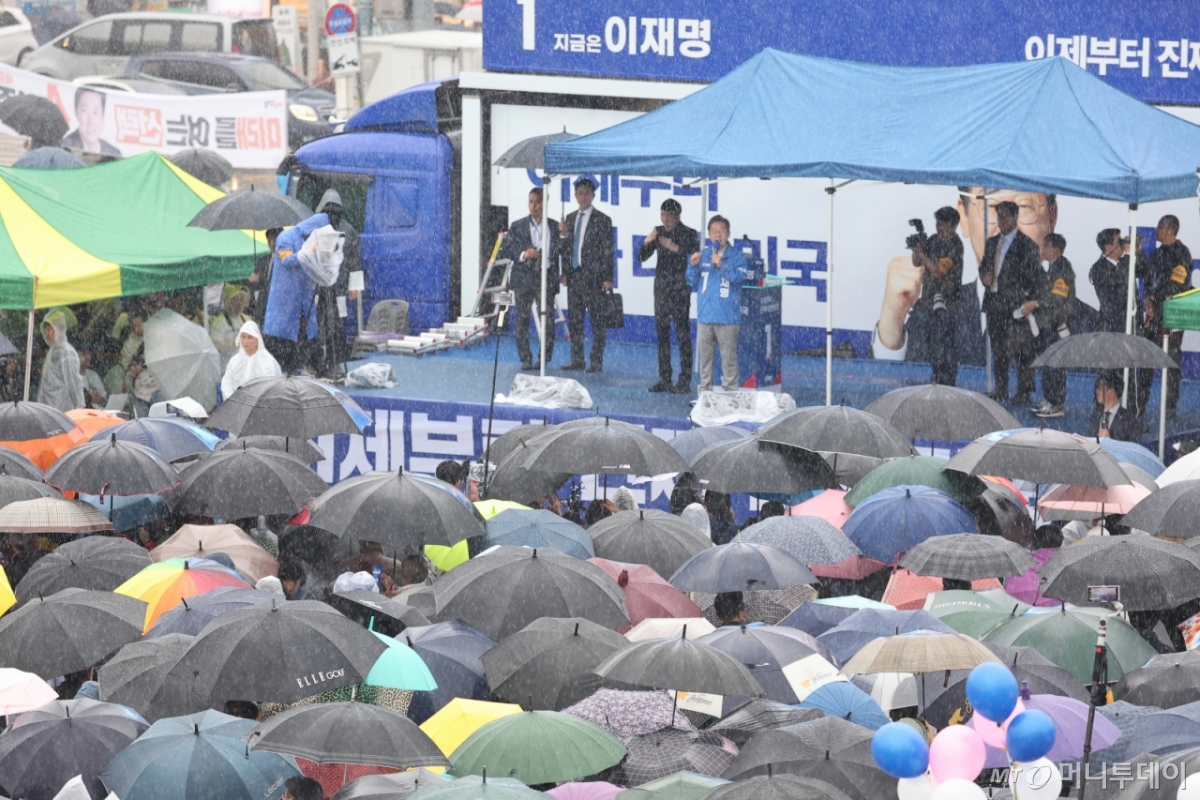 (여수=뉴스1) 안은나 기자 = 이재명 더불어민주당 대통령 후보가 '이순신 호국 벨트' 유세차 15일 오후 전남 여수시 이순신 광장을 찾아 지지를 호소하고 있다. (공동취재) 2025.5.15/뉴스1  Copyright © 뉴스1. All rights reserved. 무단 전재 및 재배포,  AI학습 이용 금지. /사진=(여수=뉴스1) 안은나 기자